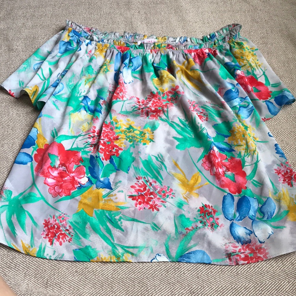 Izzy and Lola floral top size M